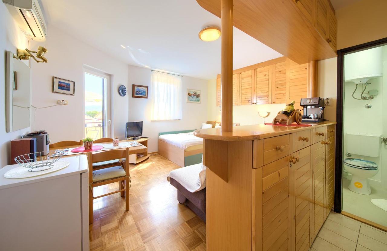 Studio Apartment Vesna Krk Town Exterior foto